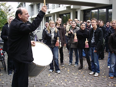 Professor trommelt mit Studierenden auf der Demo am 15.10.2008