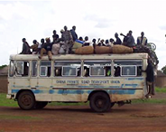 Bus in Ghana mit MitfahrerInnen sogar auf dem Dach
