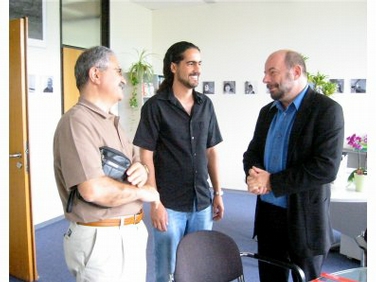 Prof.Dr. Dogan und Assistent Serkan Denizli im Gespräch mit Dekan Prof. Dr. Thomas Münch in seinem Büro.
