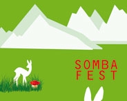 Ausschnitt aus dem Plakat zum Sombafest mit abstrakten weissen Bergen und einem kleinen Reh vor grünem Hintergrund.