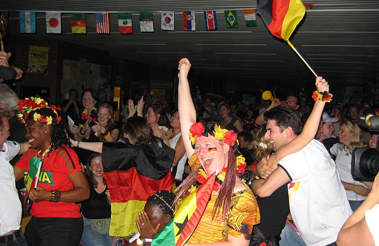 ZuschauerInnen jubeln nach dem 1:0 für Deutschland