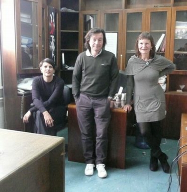 Das Foto zeigt den Dekan der Soziologischen Abteilung Prof. Dr. Ali Akay mit Swantje Lichtenstein und Lilo Schmitz.