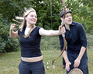 Studentin beim Bogenschieen und Student mit Banjo