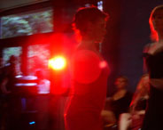 Tanzende Studentinnen in rotem Licht