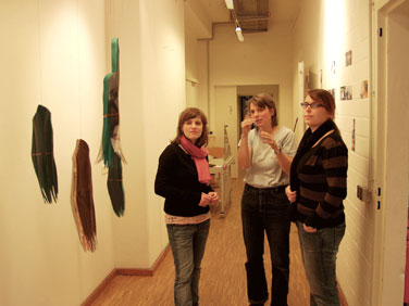 Drei Studentinnen beim Betrachten der Ausstellung