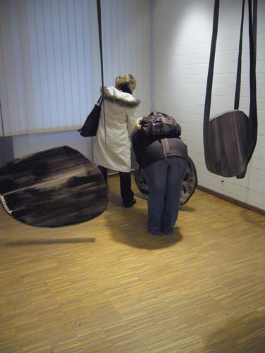 Zwei Besucherinnen beim Betrachten eines Ausstellungsstücks