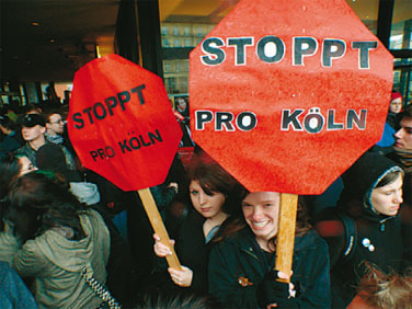 Plakate auf einer Demonstration mit der Aufschrift Stoppt pro Kln