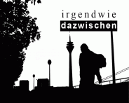 Schemenhaftes Schwarzweiss-Bild der Düsseldorf Rheinuferpromenade. Im Vordergrund eine Person, im Hintergrund der Fernsehturm.
