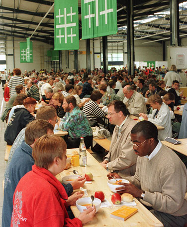 KirchentagsteilnehmerInnen 1997 beim Mittagessen