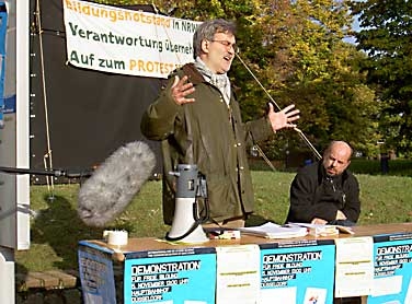 Prof. Schiller und Prof. Münch vor dem Seminar im Protestcamp