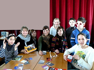 Kinder um einen Tisch zusammen mit Ulrike Scheffler-Rother