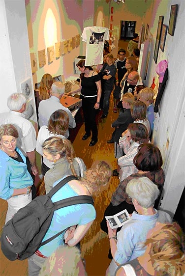 Besucher in der Kunstausstellung beim Sombafest