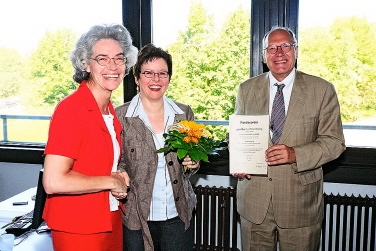 Prorektorin Elke Boyens-Witte und Wolfgang Teubig, Geschäftsführer der Goethebuchhandlung gratulierten der Absolventin zu ihrer hervorragenden Arbeit.