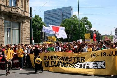 Demonstration mit gelbem Transparent Bildungsstreik 2009