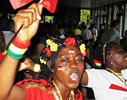 Studierende aus Ghana beim WM-Spiel Ghana-Deutschland
