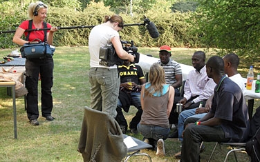 Studierende aus Ghana auf der Wiese im Interview mit einem Kamerateam