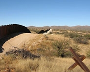 Zaun in der Wüste an der Grenze USA-Mexiko