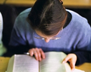 Studierende liest in einem Buch