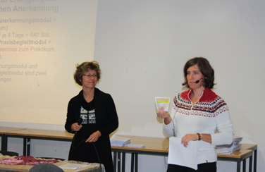 Gabi Höll und Ellen Bannemann bei der Infoveranstaltung zu den Praxisphasen 2011 