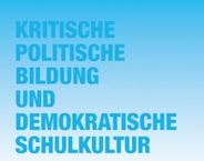 Auf dem Bild sieht man den Schriftzug "Kritische politische Bildung und demokratische Schulkultur" in blau. Der Hintergrund ist ein Verlauf von einem dunkleren bis zu einem helleren, fast weißen, blau.