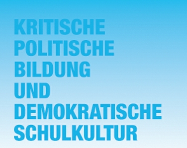 Auf dem Bild sieht man den Schriftzug "Kritische politische Bildung und demokratische Schulkultur" in blau. Der Hintergrund ist ein Verlauf von einem dunkleren bis zu einem helleren, fast weißen, blau.