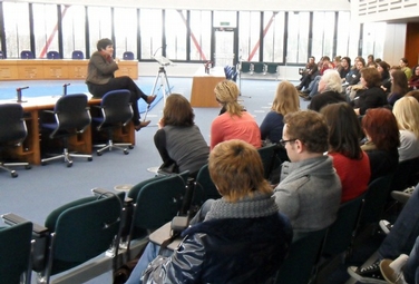 Auf diesem Foto sieht man Studierende im europäischen Gerichtshof bei einer Diskussion.