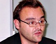 Portrait von Prof. Dr. Lars Schmitt mit kurzen Haaren und Brille.
