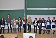 Gruppenbild der AbsolventInnen des Studienganges Pädagogik der Kindheit und Familienbildung im Feb. 2012