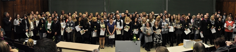 Gruppenbild der AbsolventInnen des Studienganges Sozialarbeit/Sozialpädagogik im Feb. 2012