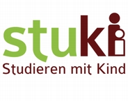 Hier ist das Stuki Logo zu sehen. "stu" ist grün und "ki" ist rot. In dem "i" befindet sich zusätzlich noch ein kleines "i". Darunter steht "Studieren mit Kind" auch in rot.