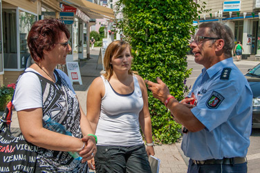 Polizist im Gespräch mit zwei Frauen