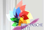 Das bunte Logo der "Europäischen Suite" zeigt eine stilisierte, bunte Windmühle aus Papier im Hintergrund sowie eine geschwungene Grafik, auf der der Schriftzug abgebildet ist.