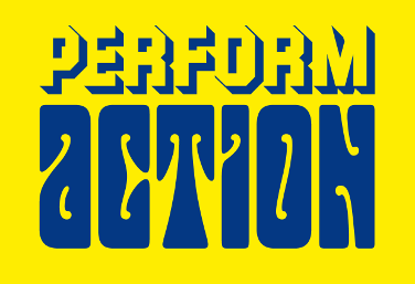 Das Banner zur Veranstaltung zeigt in blauer, verspielter Schrift auf gelbem Grund die Worte PERFORM action