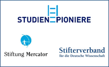 Das Logo ist eine Komposition der Logos "Studienpioniere" (Schriftzug mit stilisierter Leiter), "Stiftung Mercator" und "Stifterverband für die Deutsche Wissenschaft"