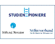 Das Logo ist eine Komposition der Logos "Studienpioniere" (Schriftzug mit stilisierter Leiter), "Stiftung Mercator" und "Stifterverband für die Deutsche Wissenschaft"
