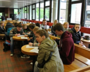 Die Schüler der Käthe Kollwitz Gesamtschule sitzen im Foyer der FH-Düsseldorf.