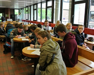 Die Schüler der Käthe Kollwitz Schule sitzen im Foyer der FH-Düsseldorf.