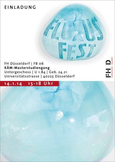Der Flyer zeigt die im Text genannten Eckdaten der Veranstaltung und ist grafisch von blauen Flächen, die flüssig bzw. fließend aussehen, dominiert.