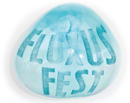 Das Logo zeigt den Schriftzug Fluxus-Fest in einer blauen Blase, die einen stilisierten Wassertropfen darstellen könnte.