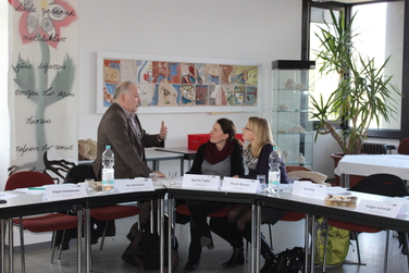 Das Foto zeigt Teilnehmende der Tagung zur Vorstellung des Zwischenberichts im Konferenzraum der FH Düsseldorf, Fachbereich 6.