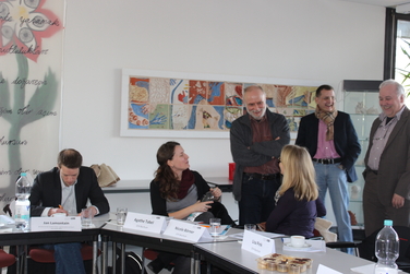 Das Foto zeigt Teilnehmende der Tagung zur Vorstellung des Zwischenberichts im Konferenzraum der FH Düsseldorf, Fachbereich 6.
