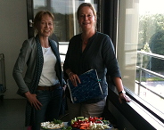 Prof. Elke Kruse und Heike Gumz stehen vor einem Buffet.