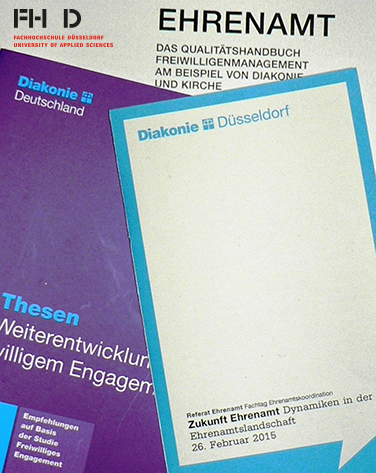 Das Bild zeigt verschiedene Druckerzeugnisse zum Thema Ehrenamt mit den Logos der Diakonie und der FH Düsseldorf