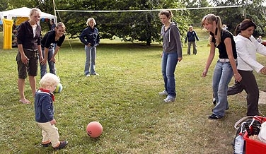 StudentInnen bei bei einem Sportangebot mit Kindern