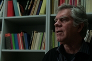 Prof. Dr. Utz Krahmer vor einer Bücherwand.