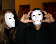 StudentInnen mit Masken auf der Fachtagung