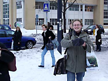 Die Besucher aus Düsseldorf vor der Hochschule Enschede im Schnee