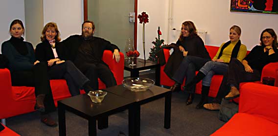 Gruppenbild der BesucherInnen in Enschede mit ihren GastgeberInnen
