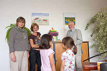 Rektor Krause und Ulrike Scheffler-Rother mit Kindern im Rektorat