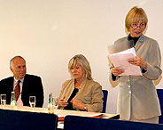 Prof. Michael Schmid-Ospach, Margarethe von Trotta und mit Script vortragend Prof. Dr. Gisela Losseff-Tillmanns